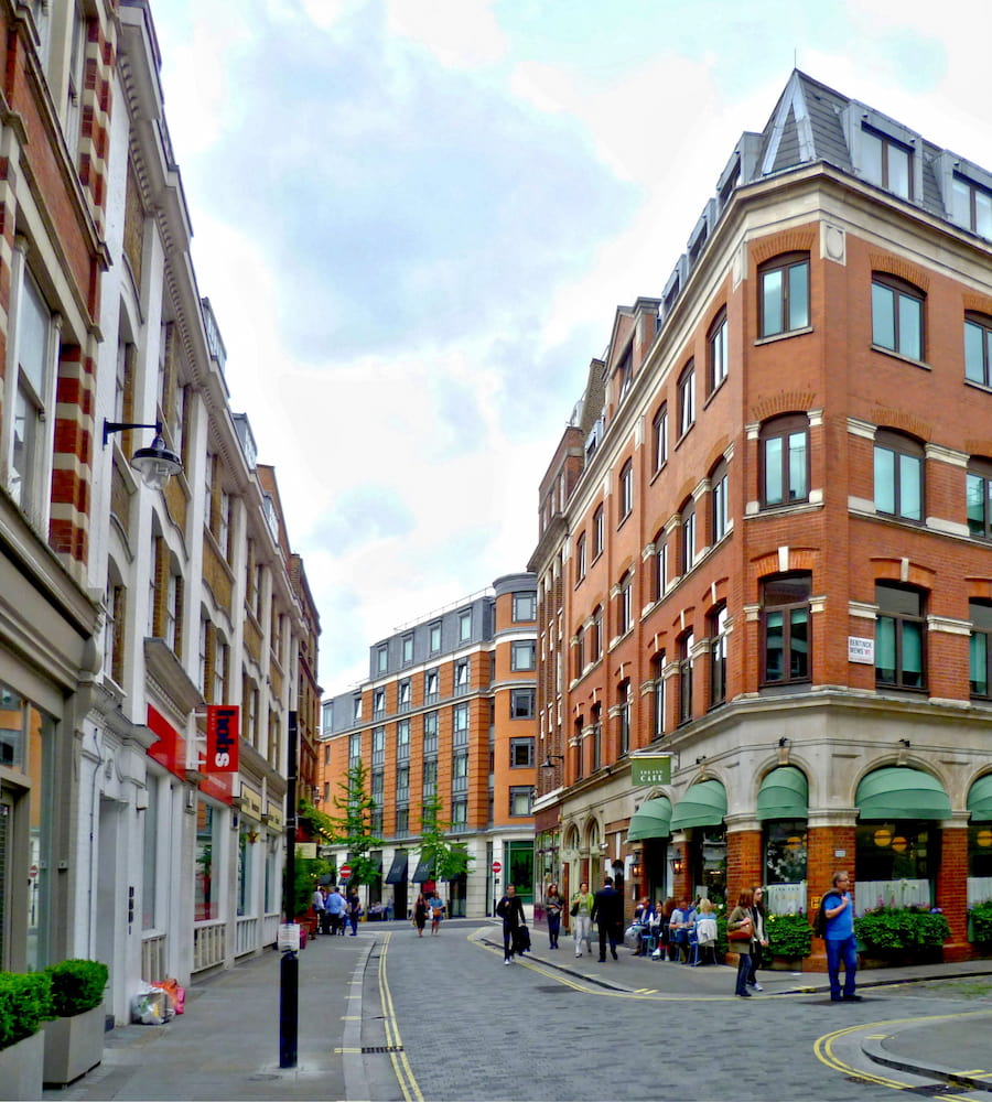 Marylebone httpswheretostayin.citywp-contentuploads202311the_striking_sculpture_eagle-squadron_london.webp