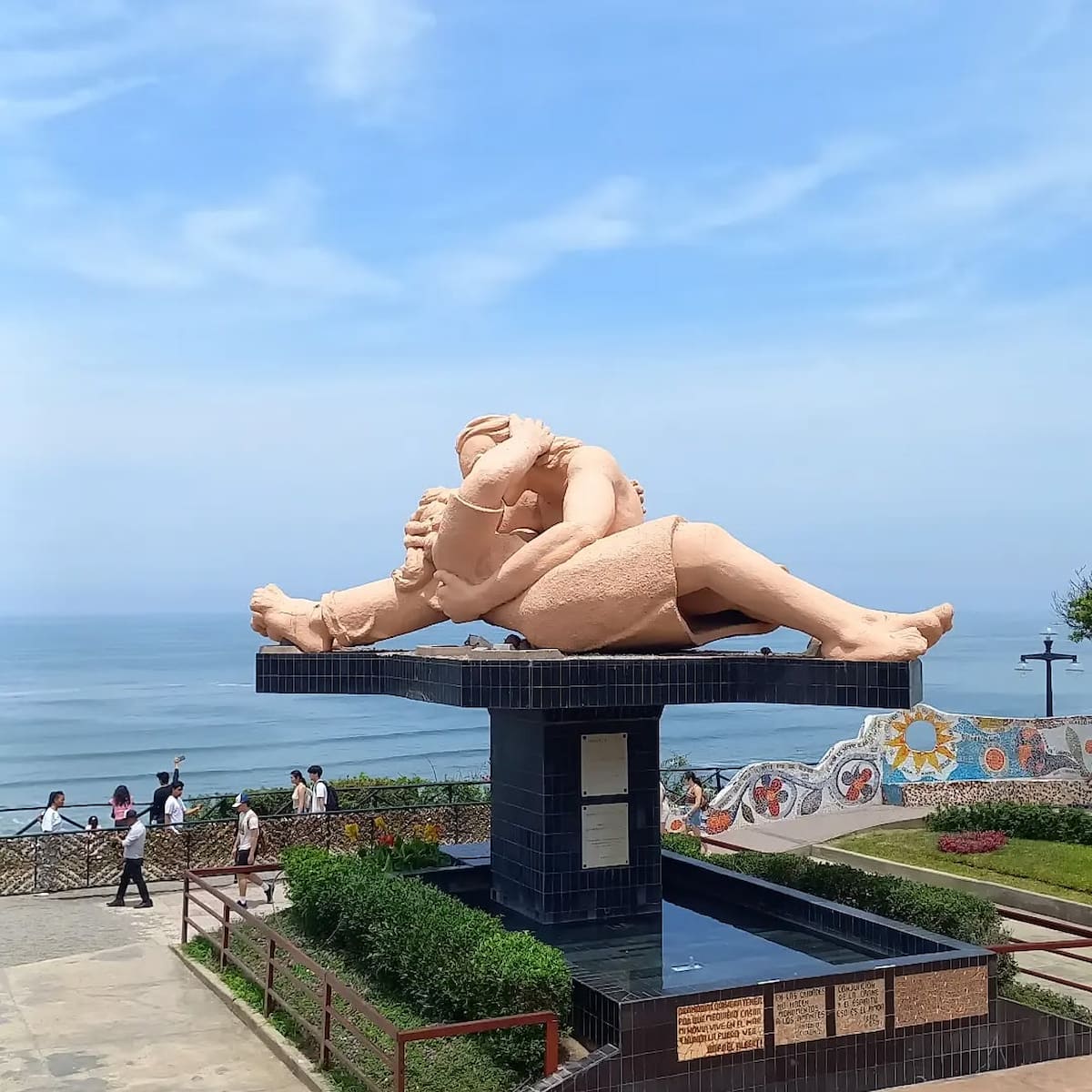 The Kiss sculpture Miraflores, Lima The Kiss sculpture Miraflores, Lima