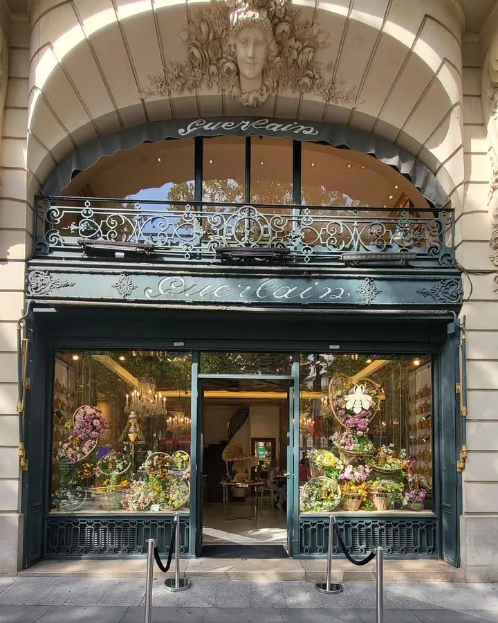 Champs-Elysees avenue Champs-Elysees avenue